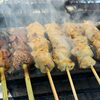 炭火ならではの香ばしさが食欲をそそる！鳥メロ自慢の串焼きを店内で熱々ジューシーにお楽しみください🐥🔥！