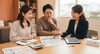 住宅ローンや諸費用について、専門スタッフがお客様に丁寧にお金の計画を説明している安心感のあるシーン「【コストのリアル】家づくりにかかる「総額」と資金計画の基本②本体以外に何がかかる？知っておきたい「諸費用」の話」