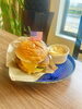 お子様から大人の方に人気なハンバーガー「週末は11時からゆったりランチ｜香ばしいハンバーガーと外出前後の心休まるカフェ時間」