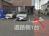 サロンの階段前1台と建物の西側の砂利のところ4台分です「駐車場のご案内」