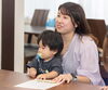 お母さんと一緒に、僕も英語を勉強してるよ「小さなお子さんも英語の勉強中です」