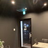 一人飲みからグループ利用まで。気分に合わせて選べるテーブル席と落ち着きの空間