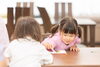 はじめて会ったのに直ぐ仲良し「初めて会ったのにもう仲良し！笑顔あふれる親子英語教室のあたたかなひとコマ」