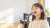 自分らしさ、声の届け方をレッスン中の女の子のイメージ画像「歌が上手になるだけじゃない。小学生が「自分の声の届け方」を学べる、うたのレッスン」