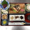 香ばしい塩鮭の切り落としにお刺身や多彩な小鉢が並ぶ家庭的でほっとする本日の日替わり御膳