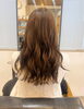「秋らしい温かみのあるカラーとふんわり巻き髪で仕上げる大人のロングヘアスタイル」