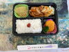 「本日の手作り弁当は、自家製タレが食欲をそそる「ポークチャップ」です！9時30分より販売いたします」