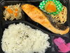 シャケ弁当　¥800「香ばしく焼き上げた定番の味！手作り副菜も詰まった「シャケ弁当」」