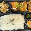 今日のお昼はボリューム満点で元気に！油淋鶏とキムチもやしの本日の日替わり弁当