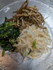 「香ばしいごま油の風味と豊かな食感を味わう定番のナムル（나물）」