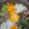 熱々の石器で香ばしいおこげを育てる돌솥비빔밥（石焼きビビンパ）