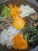 「熱々の石器で香ばしいおこげを育てる돌솥비빔밥（石焼きビビンパ）」