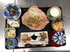 「ピリ辛香ばしい豚キムチ炒めにお刺身や茶碗蒸しなど多彩な小鉢が並ぶ家庭的でほっとする本日の日替わり御膳」
