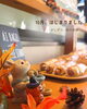 店内の装いも秋へ🍁「10月の会津若松。秋の深まりとともに、朝7時より焼き立てベーグルをお届けします♪」