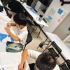 勉強の秋に机へ向かう小学生の頑張る姿｜日々の授業と自習から育つ自立学習の土台