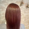 秋の装いに寄り添う濃いめ赤みブラウンのヘアカラーで落ち着いたツヤ感スタイルへ