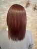 「秋の装いに寄り添う濃いめ赤みブラウンのヘアカラーで落ち着いたツヤ感スタイルへ」