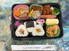 「本日の手作り弁当は秋晴れの空の下で味わいたい「秋のピクニック弁当」です！9時30分より販売いたします」