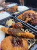 「今日のお昼はボリューム満点！鶏や魚など色々楽しめるカツ盛りの本日の日替わり弁当＆定食」