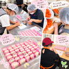 秋のピクニック弁当をお届けするために。かわいいうさぎの飾り切りなど、みんなで心を込めて進める下ごしらえの裏側