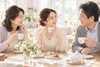 家族と談笑「ブライダル前の忙しいあなたに休息を」