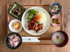 「10月5日〜17日限定ランチ！手作り糀ソースの「ヤンニョムデジ」とたっぷり野菜の彩り副菜（ドリンク付き）」