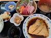 ブリカマの煮付け＋刺身盛り合わせ定食、小鉢3品付き　2800円「ブリカマの煮付け＋刺身盛り合わせ定食のご紹介　2800円」