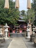伊勢崎の小泉稲荷神社です。参拝している方は知らない人です。「群馬県公安委員会届出済み。あなたのお悩み事必ず解決致します。ご連絡お待ちしています。」