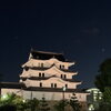 夜の尼崎城が美しくライトアップ――明るく安全な通りで夜のレッスンも安心してお越しいただけます
