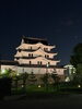 夜の尼崎城「夜の尼崎城が美しくライトアップ――明るく安全な通りで夜のレッスンも安心してお越しいただけます」