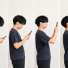 うつむく姿勢が首の負担に。スマホを持つ高さを意識して始める身体のケア