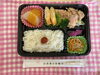 「本日の手作り弁当は、自家製ソースが白米にぴったりの「自家製鶏マヨネーズ」！9時30分より販売いたします」