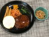 「本日のAランチは　煮込みハンバーグ目玉焼き付き」