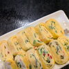 彩り豊かな野菜を巻き込んだ手作り厚焼き玉子とお酒を楽しむ夜のひととき