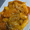 甘辛い特製ソースともちもちの餅が絡み合う本場仕込みのトッポギ（떡볶이）