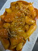 「甘辛い特製ソースともちもちの餅が絡み合う本場仕込みのトッポギ（떡볶이）」
