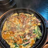 熱々の鉄板で香ばしく焼き上げるエビとイカの해물파전（海鮮チヂミ）