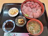 伊勢マグロ丼、小鉢2品付き　　2800円(税込み)「伊勢マグロを堪能！10月8日～12日「マグロ感謝デー」開催のお知らせ」