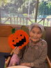「館内も秋の彩りに！利用者さんと一緒にハロウィンの飾り付けを準備中です🎃」