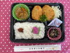 「本日の手作り弁当は新鮮な玉ねぎとじゃがいもがたっぷり！ほくほくサクサクの「手作りコロッケ」を9時30分より販売いたします」
