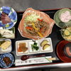 香ばしい牛焼肉にお刺身や多彩な小鉢が並ぶ家庭的でほっとする本日の日替わりランチ