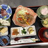 香ばしい牛焼肉にお刺身や多彩な小鉢が並ぶ家庭的でほっとする本日の日替わりランチ