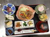 「香ばしい牛焼肉にお刺身や多彩な小鉢が並ぶ家庭的でほっとする本日の日替わりランチ」
