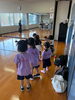 お揃いのカラーで仲良くダンス♪「大分市のUpHop.♪お揃いのオリジナルTシャツを着てレッスン！みんなの姿が可愛くて嬉しさでいっぱいです✨」