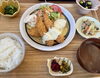 「サクサク香ばしい揚げたて！カフェ椛の「白身魚とエビのフライ定食」で満足ランチ」