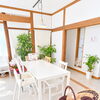 月齢に合わせて選べる安心のお席。バウンサーやハイチェアで心地よいカフェ時間を