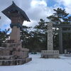 出雲大社　雪化粧の勢溜りの鳥居「冬の出雲大社へ行きたい。でも、旅行を迷っていませんか？」