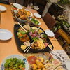 気兼ねなく集まり、笑顔が広がるひととき。食卓を囲んでみんなで楽しむ自宅ホームパーティーのひとコマ