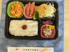 「本日の手作り弁当はバジル香る「白身魚の香草チーズ焼き」！彩り豊かな副菜3品とともに9時30分より販売いたします」
