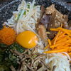 香ばしいおこげと多彩な具材の旨みが広がる定番の돌솥비빔밥（石焼きビビンパ）
